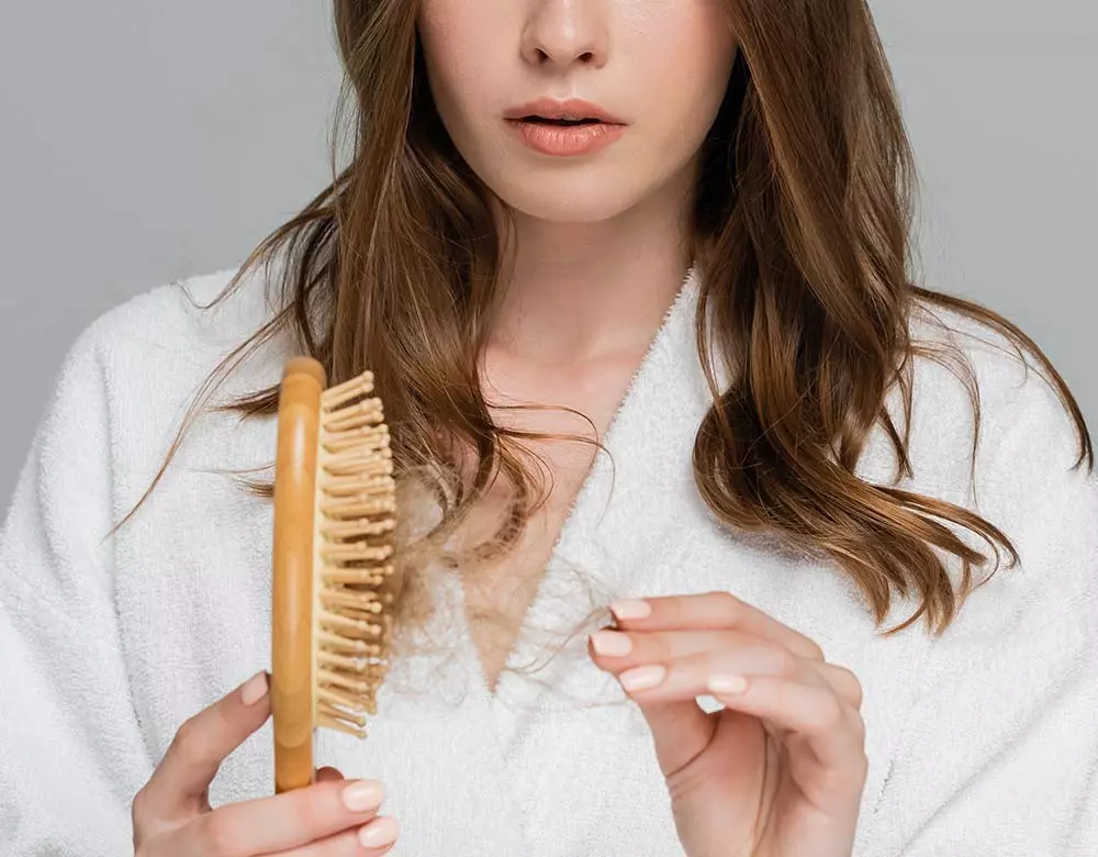 Haarausfall zu sehen auf einer Haarbürste
